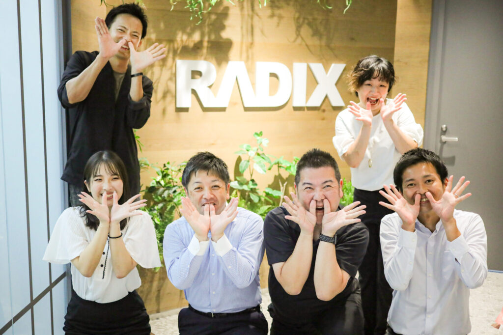 前列右からRADIX・CG株式会社 システム推進課　係長 濱田竜也さん、ビジネスサポート課 外国人支援担当鶴岡洋介さん、システム推進課 課長 宇高叔央さん、同課 登坂美月さん 株式会社マスドライバー代表 牧野徹郎（後列左）、リードディレクター 甘粕亜由美（後列右）